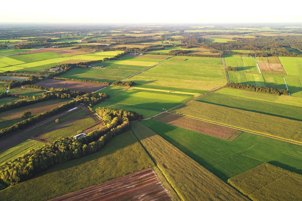 Drönarfotografi av ett vackert lantligt landskap med jordbruksmark
